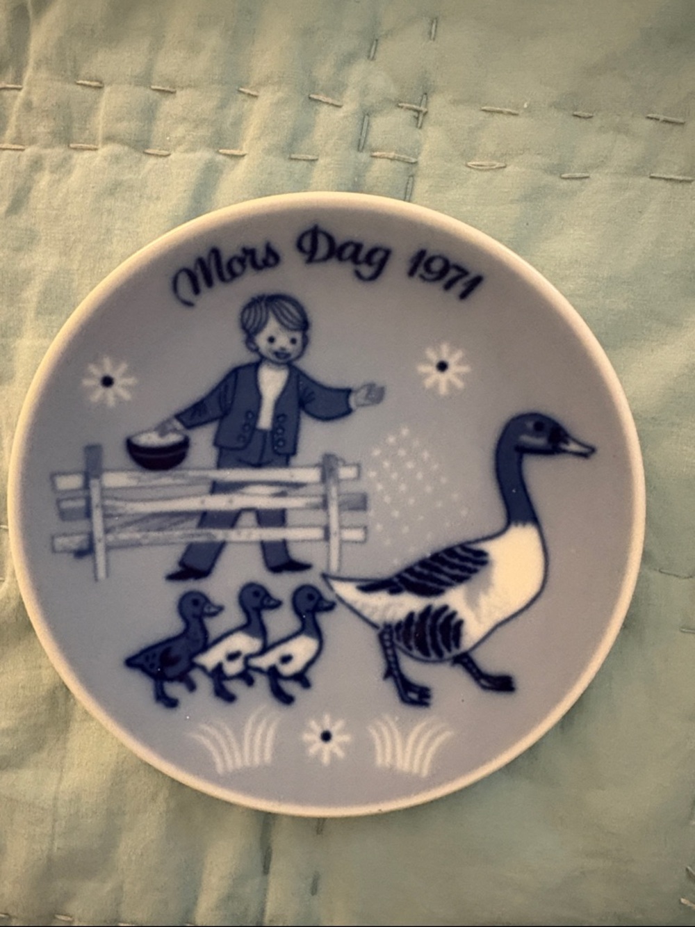 Blue & White 'Mors Dag 1971' Decorative Bird Plate - Classic Blue Design